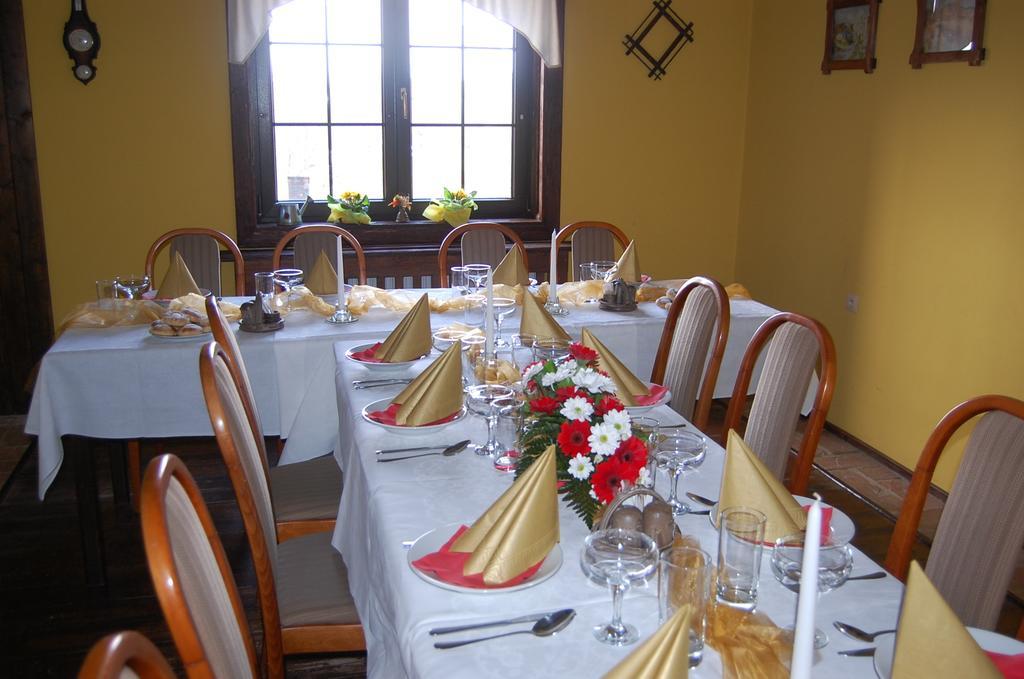 Penzion A Restaurace U Mamy Hotel Frydek-Mistek Ngoại thất bức ảnh